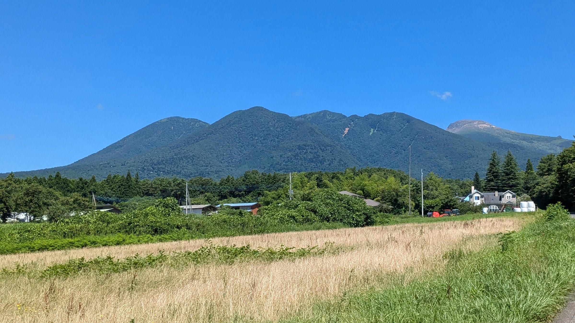 那須岳を望む那須高原の草原